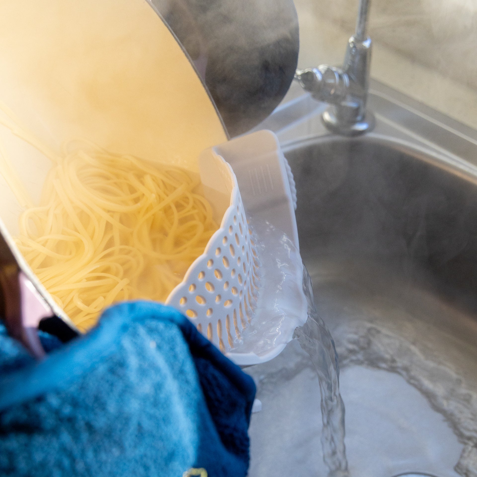 Adjustable Clip-On Pasta Strainer (Green or Grey)