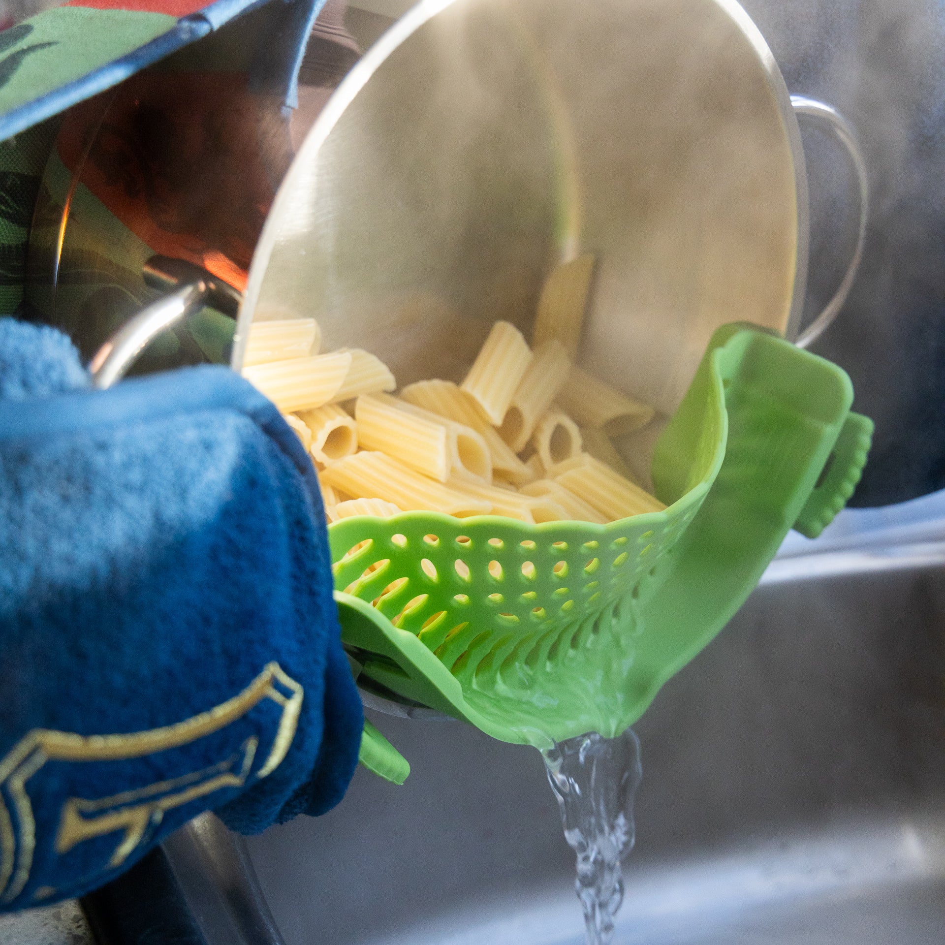 Adjustable Clip-On Pasta Strainer (Green or Grey)