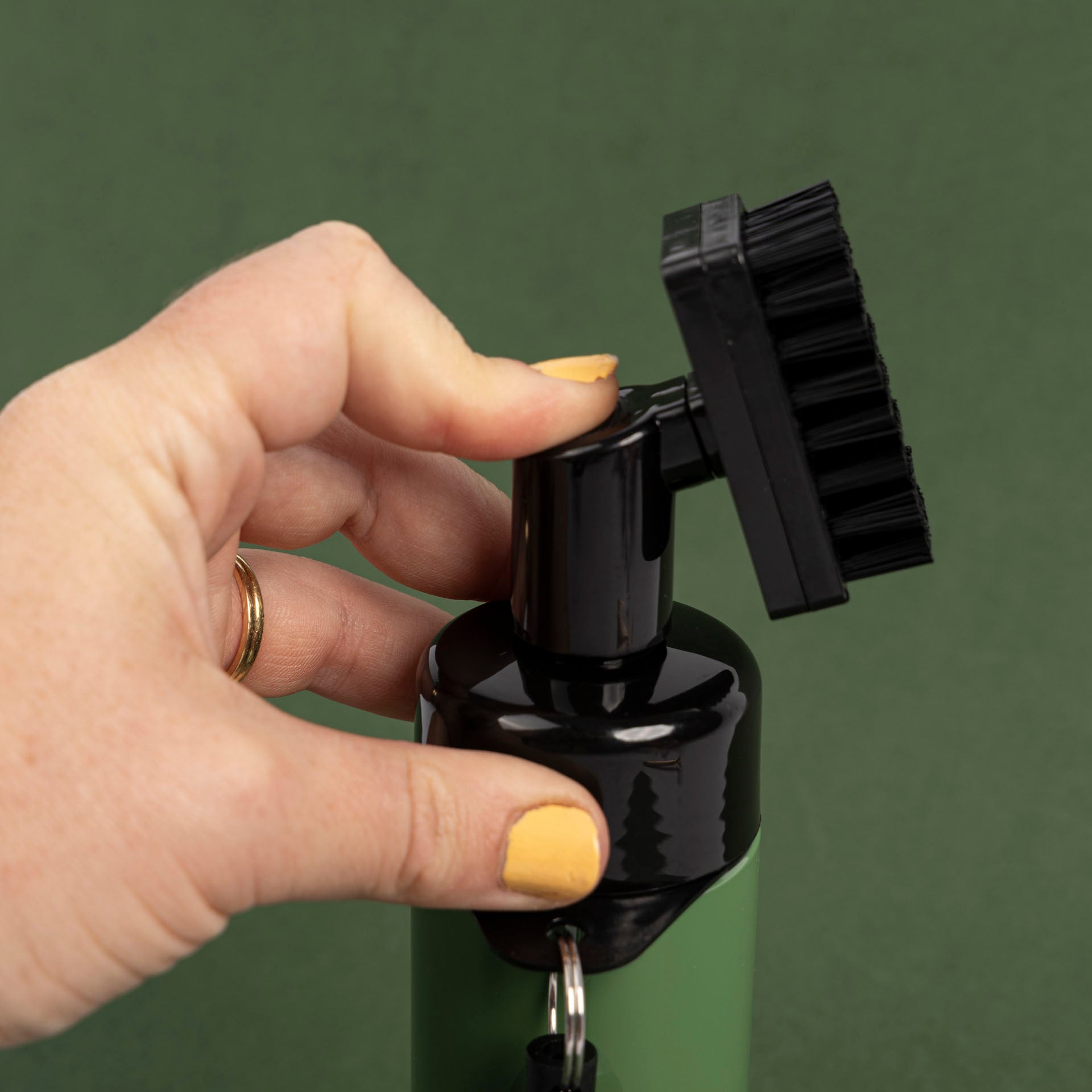 Golf Club Cleaning Kit (Black or Green)