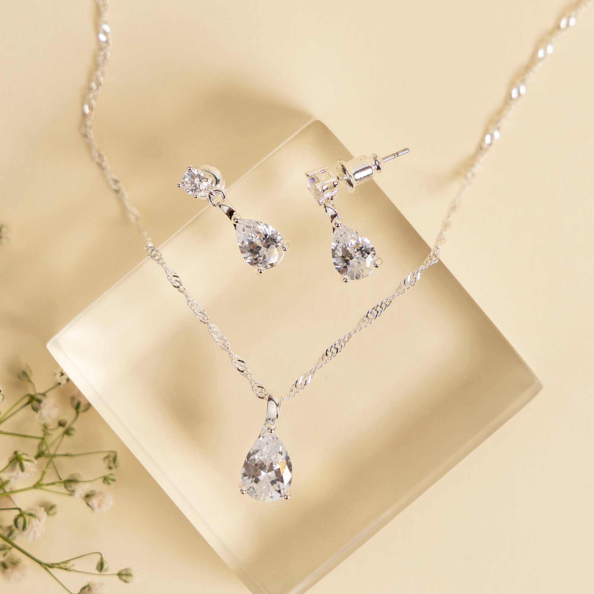 Elegant Teardrop Necklace