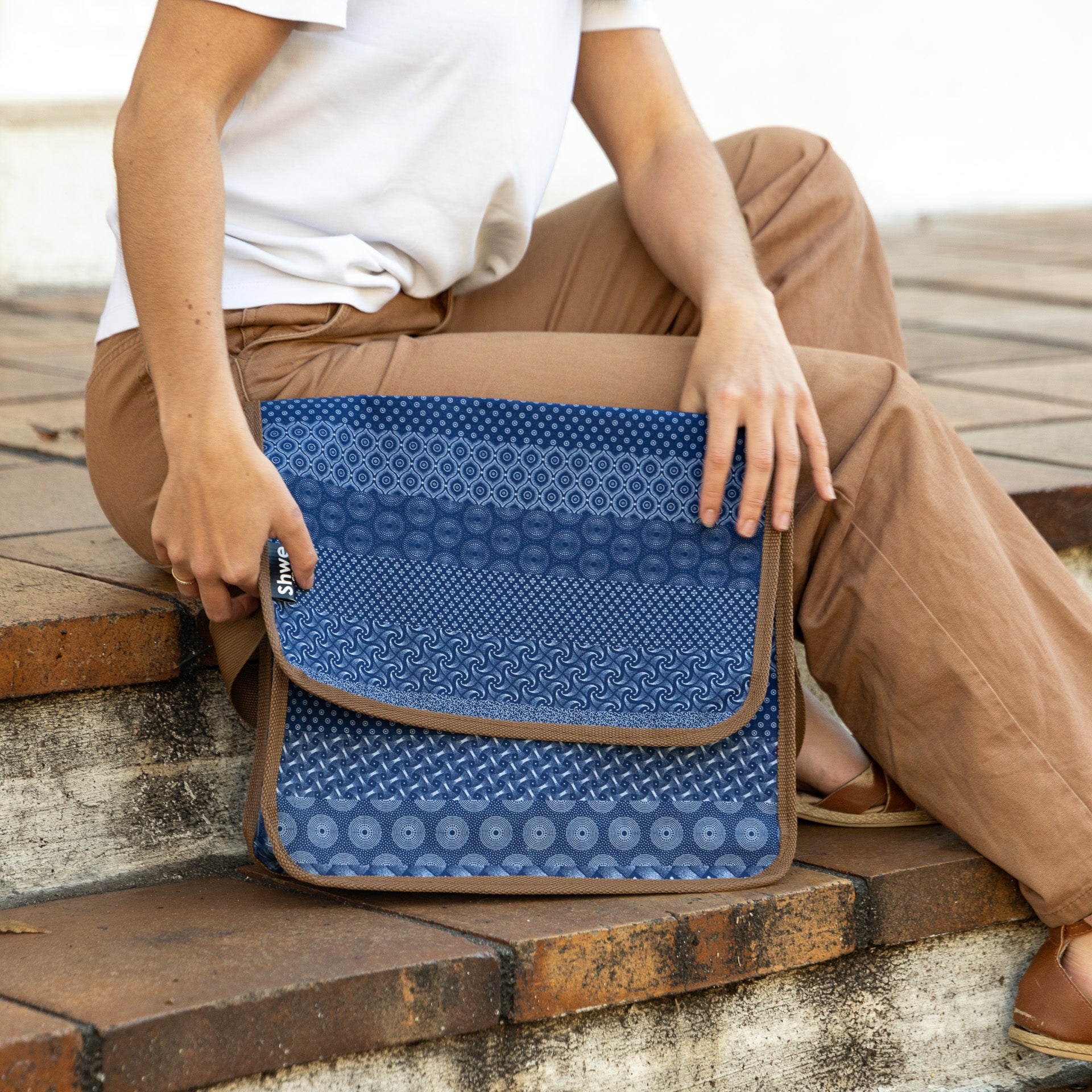 Shwe Medium Messenger Bag