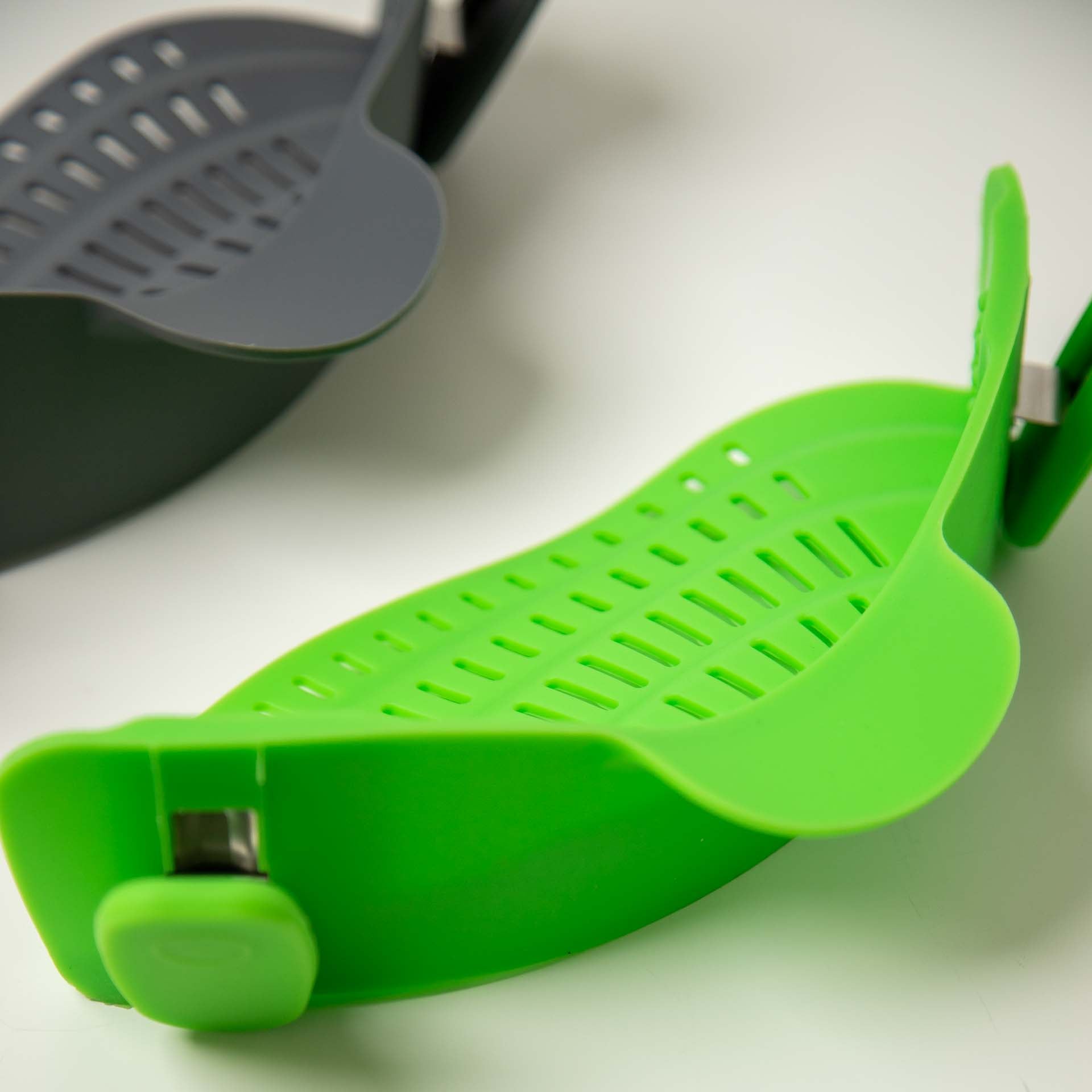 Adjustable Clip-On Pasta Strainer (Green or Grey)