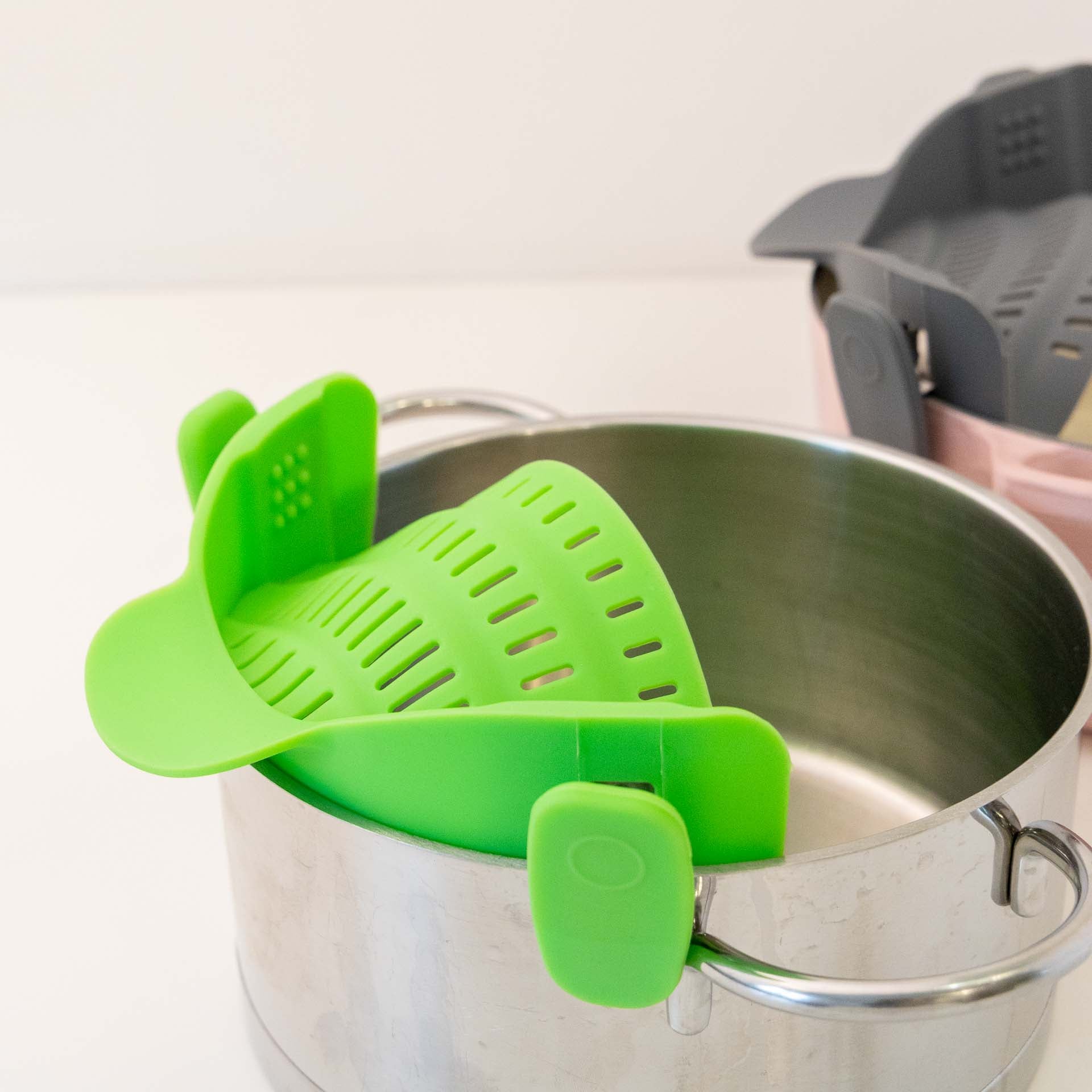 Adjustable Clip-On Pasta Strainer (Green or Grey)