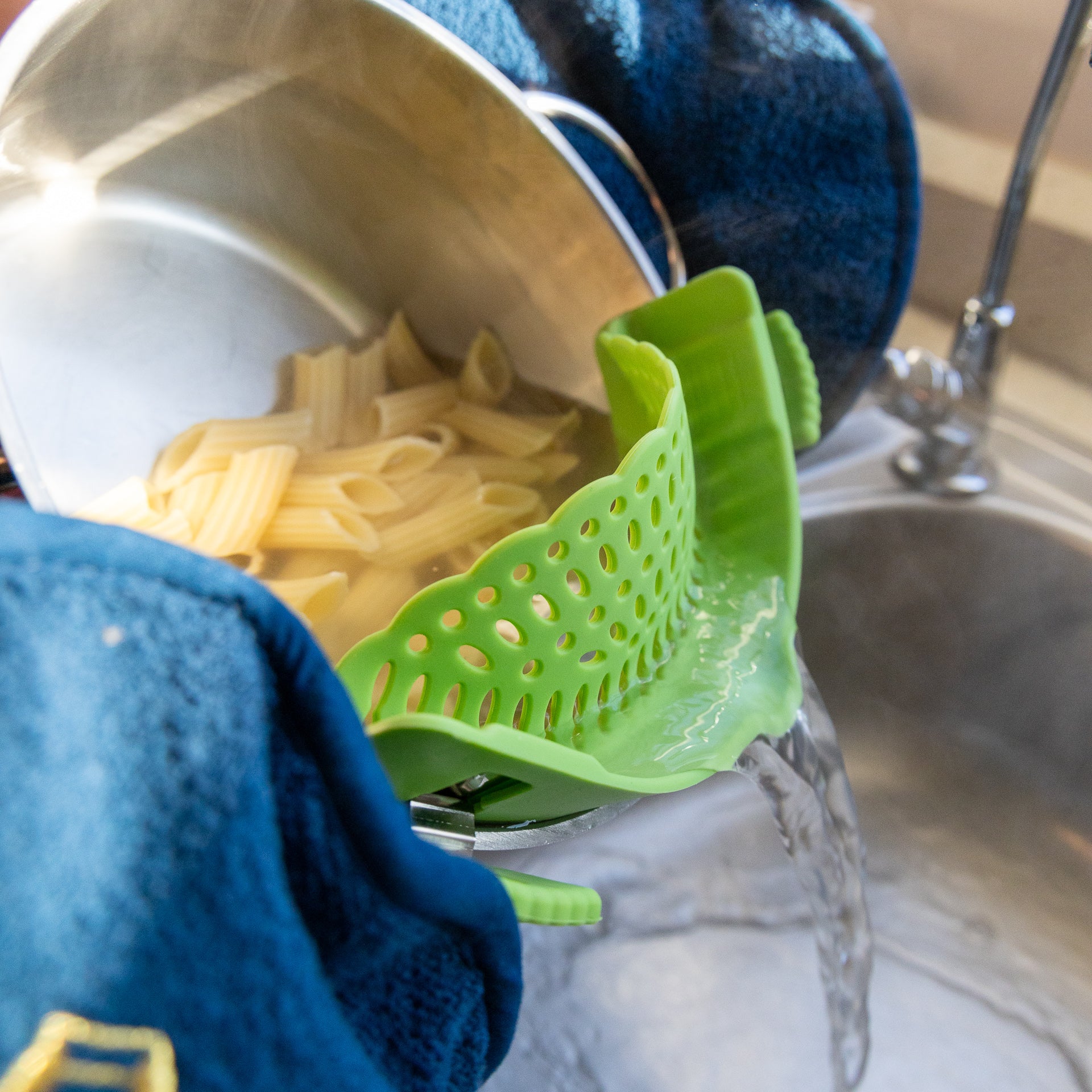 Adjustable Clip-On Pasta Strainer (Green or Grey)